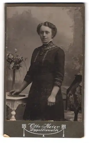 Fotografie Otto Meier, Dippoldiswalde, Junge Dame im Garten mit Buch