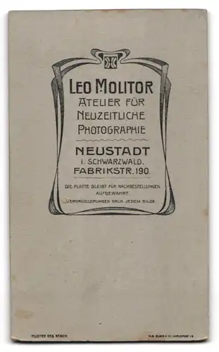 Fotografie Leo Molitor, Neustadt i. Schw., Fabrikstr. 190, Junger Mann in Anzug und Weste mit Taschenuhr