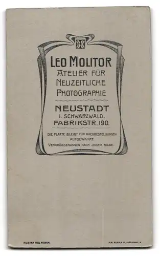 Fotografie Leo Molitor, Neustadt i. Schw., Fabrikstr. 190, Junge Frau in schwarzem Kleid mit Blumenstrauss