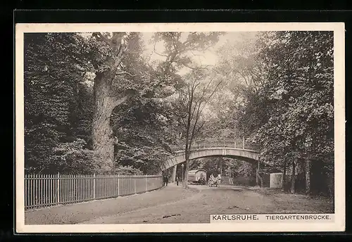 AK Karlsruhe, Tiergartenbrücke mit Passanten