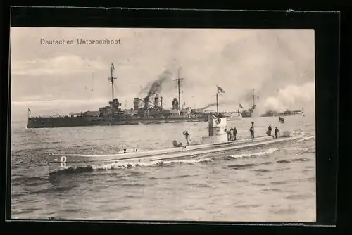 AK U-Boot passiert ein Kriegsschiff auf See