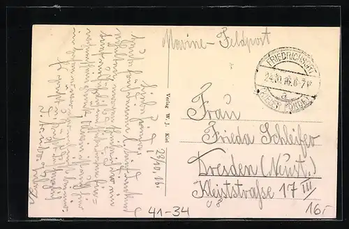 AK U-Boot passiert ein Kriegsschiff auf See