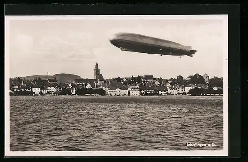 AK Überlingen a. B., Zeppelin überm Ort