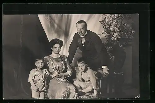 Foto-AK Porträt Grossherzogin von Hessen-Darmstadt mit Familie