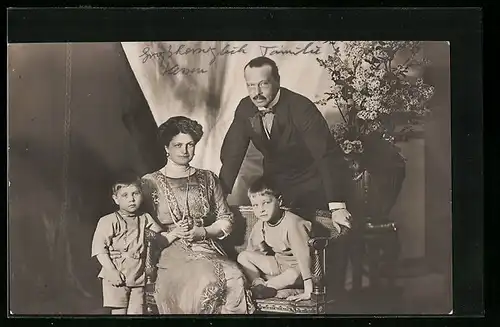 Foto-AK Porträt Grossherzogin von Hessen-Darmstadt mit Familie