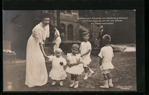 AK Grossherzogin Alexandra von Mecklenburg mit Erbgrossherzog und den Söhnen des Kronprinzenpaares