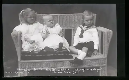 AK Prinzessin Sibylle von Sachsen-Coburg-Gotha, Prinz Dietmar Hubertus u. Erbprinz Johann-Leopold auf einer Bank