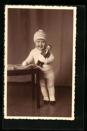 AK Kleinkind mit Puppe im Arm