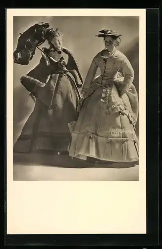 AK Puppen in eleganten Kleidern mit Schirm