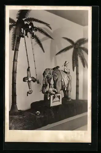 AK Sonneberg / Thür., Deutsches Spielzeugmuseum, Orgelspielender Elefant, Grosse Schaugruppe