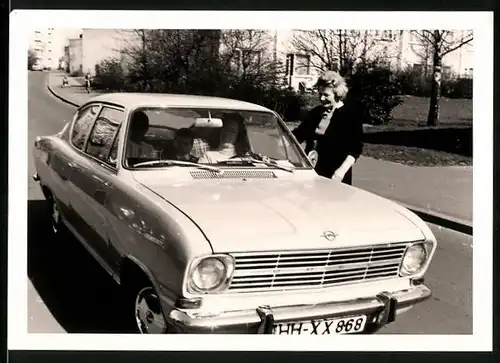 Fotografie Auto Opel, Dame im PKW mit Kfz-Kennzeichen Hamburg