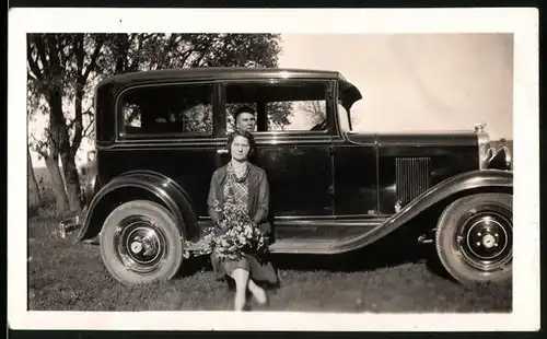 Fotografie Auto Chevrolet, Dame auf Chevy Trittbrett sitzend
