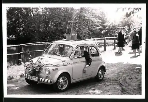 Fotografie Auto Fiat 500, geschmückter PKW mit Kfz-Kennzeichen HL-DY33