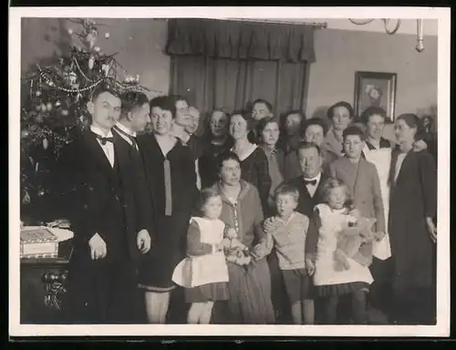 Fotografie Weihnachten, Kinder mit Teddybär und Spielzeug nebst Weihnachtsbaum & Familie