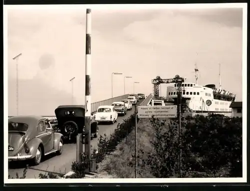 Fotografie unbekannter Fotograf, Ansicht Frederikshavn, Autos fahren zur Autofähre