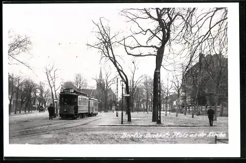 Fotografie Norbert Lossberger, Berlin, Ansicht Berlin-Buchholz, Strassenbahn-Triebwagen der Linie 24 an der Ecke Park Str.