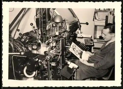 Fotografie Drucker an Druckmaschine sitzend