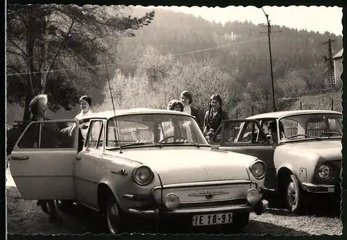 Fotografie Auto Skoda 1000 MB, Familie bewundert PKW