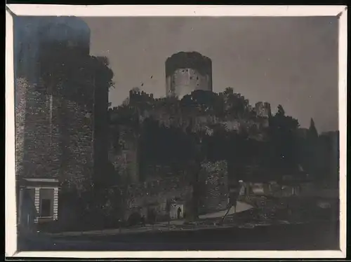 Fotografie unbekannter Fotograf, Ansicht Konstantinopel, Festungsanlage mit Wehrturm