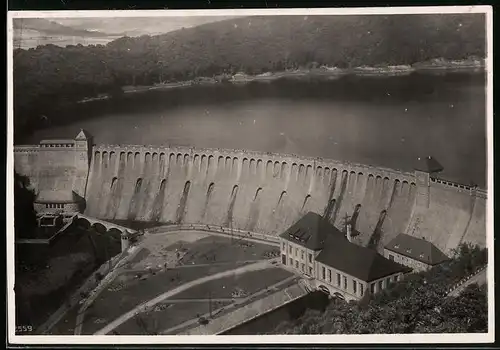 Fotografie unbekannter Fotograf, Ansicht Edertal, Edertalsperre, Staumauer mit Elektrizitätswerk