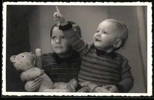 Fotografie Else Querfurt, Wernigerode, niedliche Kinder spielen mit Teddybär, Teddybear, Teddy