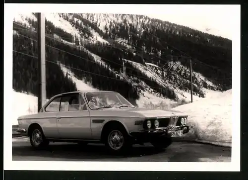 Fotografie Auto BMW 3.0 CSL Coupe, Sportwagen auf einer Passstrasse bei Oberwald / Wallis