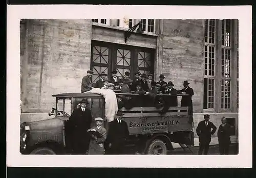 Fotografie unbekannter Fotograf, Ansicht Biberach / Riss, Lastwagen, LKW transportiert Männer des Bezirksverband O.E.W.