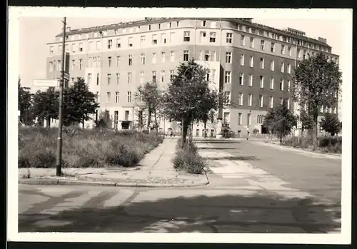 Fotografie unbekannter Fotograf, Ansicht Berlin, Keithstrasse mit Wohnhaus im Hinergrund