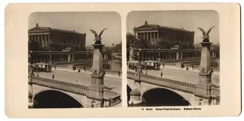 Stereo-Fotografie NPG, Berlin, Ansicht Berlin, Pferdebahn auf der Kaiser-Friedrich-Brücke mit National-Galerie