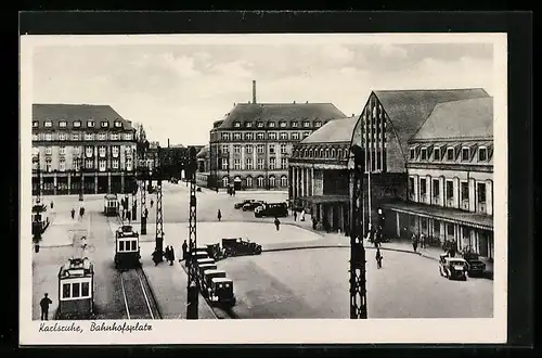 AK Karlsruhe, Bahnhof mit Bahnhofsplatz, Strassenbahn