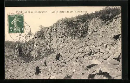 AK Orgères, les rochers et le saut de la Biche, deux femmes et un homme dans les rochers