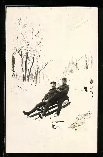 Foto-AK Zwei Soldaten auf Schlitten im Schnee