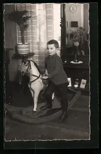 Foto-AK Kleiner Junge neben Schaukelpferd