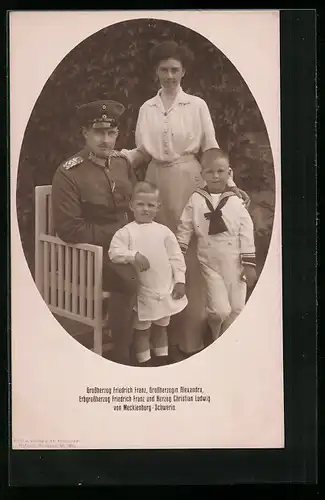 AK Grossherzog Friedrich Franz von Mecklenburg-Schwerin als Soldat im Kreise seiner Familie