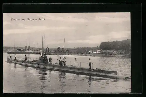 AK Deutsches U-Boot vor Hafenkulisse