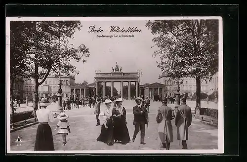 AK Berlin, Brandenburger Tor mit Promenade und Flaneuren