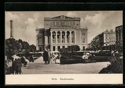 AK Riga, Passanten vor dem Stadttheater
