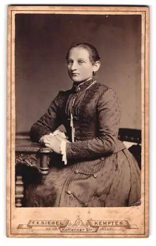 Fotografie F. X. Siegel, Kempten, Kotternerstr., Junge Dame mit rundem Gesicht in schwarzem Kleid