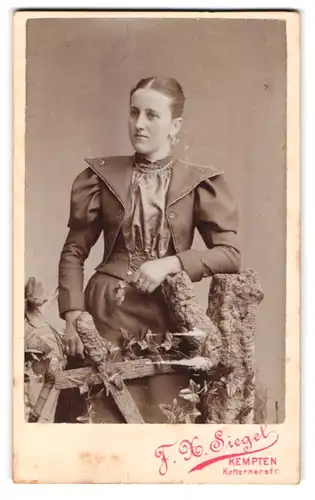 Fotografie F. X. Siegel, Kempten, Kotternerstr., Junge Frau in Kleid mit Puffärmeln