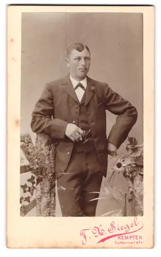 Fotografie F. X. Siegel, Kempten, Kotternerstr., Herr mit Rose am Anzug und Zigarette