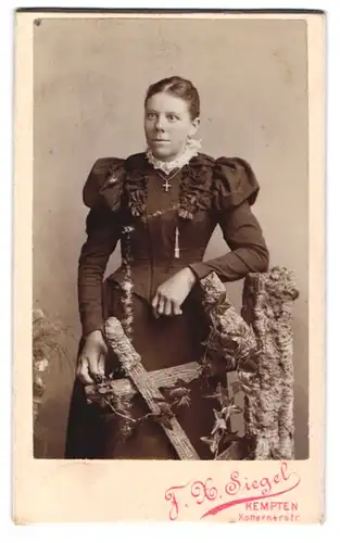 Fotografie F. X. Siegel, Kempten, Kotternerstr., Junge Frau mit Kreuzkette und starrem Blick
