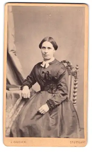 Fotografie J. Gaugler, Stuttgart, Calwer Str. 58, Dame in tailiertem Kleid mit langen Lippen