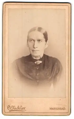 Fotografie A. Zickler, Marienbad, Dame in schwarzem Kleid mit Brosche