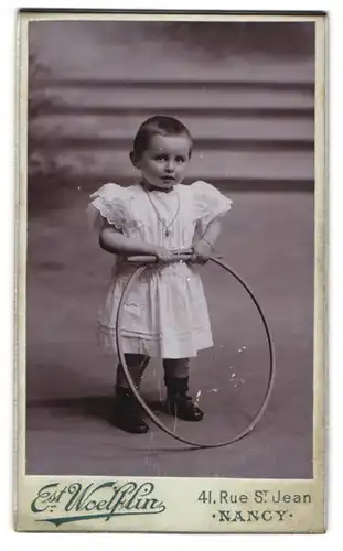 Fotografie Ernest Woelflin, Nancy, Rue Saint-Jean 41, Niedliches Kind mit Reifen