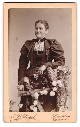 Fotografie F. X. Siegel, Kempten, Kottenerstr., Junge Dame mit Brosche und Lächeln