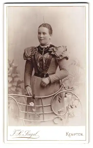 Fotografie F. X. Siegel, Kempten, Kotternerstr., Junge Frau mit Ehering und Perlenkette