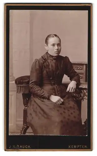 Fotografie J. M. Rauch, Kempten, am Turnplatz, Junge Frau in schwarzem Kleid mit gelangweiltem Blick