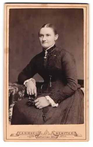 Fotografie F. X. Siegel, Kempten, Kotternerstr., Junge Dame in schwarzem Kleid mit Kette und Mittelscheitel