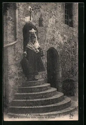 AK Fécamp, une femme en habits traditionnels sur le seuil d`une vieille maison