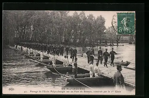 AK Les Rigens, En Manoeuvres, Passage de l`Ecole Polytechnique sur un Pont de Bateaux1910